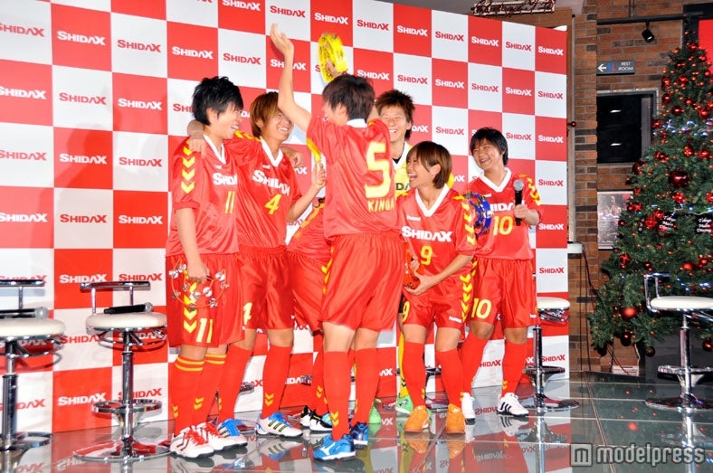 「チャンピオーネ」を照れながらも元気よく披露するなでしこジャパン