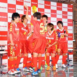 「チャンピオーネ」を照れながらも元気よく披露するなでしこジャパン