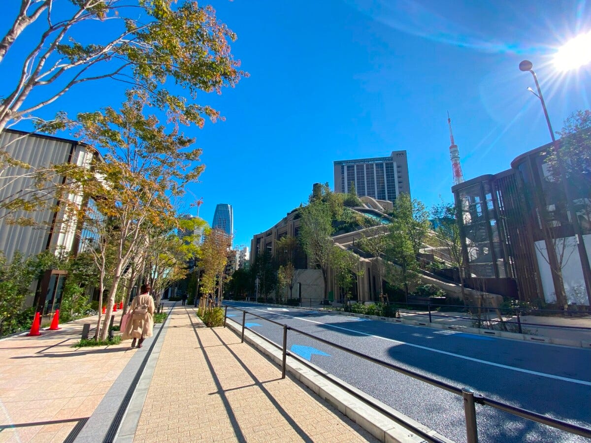 桜田通りと麻布通りをつなぐ「桜麻通り」。2024年には高級ブランド店が道沿いに続々オープン