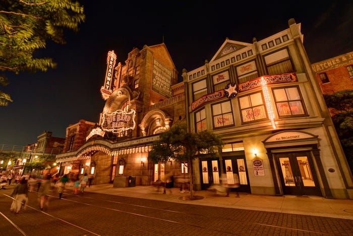 ブロードウェイ・ミュージックシアター外観(C)Disney