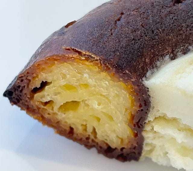 ファミリーマート　生カヌレケーキ　カヌレ生地　断面　キャラメリゼ