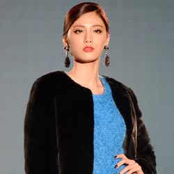 モデルとしてランウェイに登場したナナ