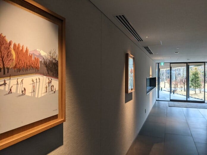 「会話が生まれることを意識した」という通り、1枚の絵から創造力が掻き立てられる（ホテルインディゴ軽井沢）