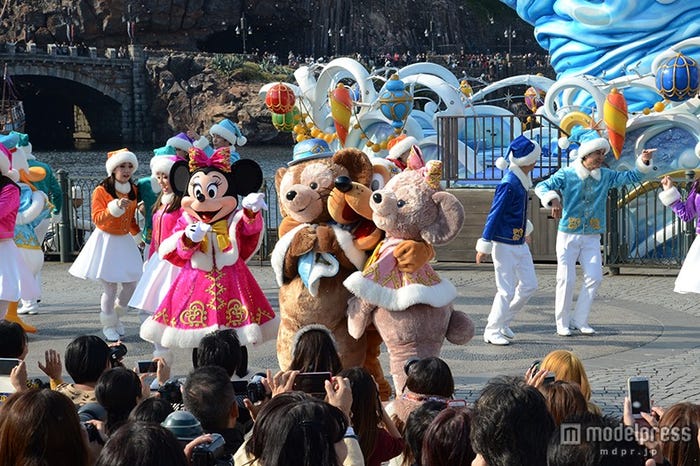 「カラフルホリデー・グリーティング」(左から)ミニー、ダッフィー、プルート、シェリーメイ