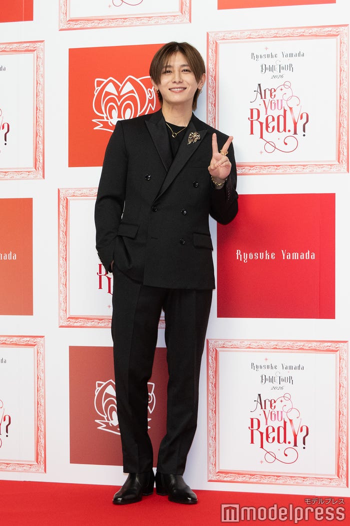 2ndアルバムとかけて「2」のポーズをお願いされるも「ピースに見えない…?」と不安をこぼしていた山田涼介(C)モデルプレス