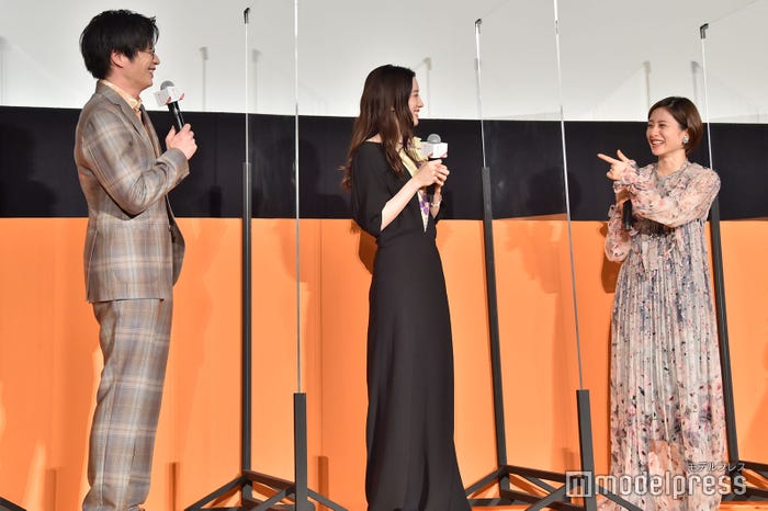 田中圭に「(怖い夢を)絶対見ないでしょ(笑)」と指摘する石原さとみ(C)モデルプレス