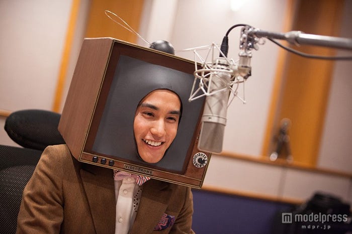 テレビ男に扮する中村蒼(C)2015「春子超常現象研究所」製作委員会/(C)SDP