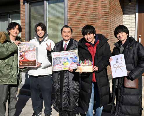 「おっさんずラブ」田中圭ら、吉田鋼太郎の65歳誕生日を祝福 手渡したものとは