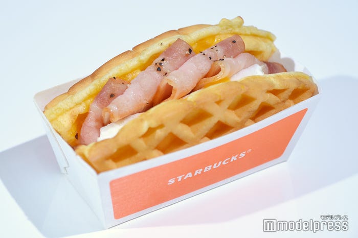 ワッフルサンド ベーコンエッグチーズ(C)モデルプレス