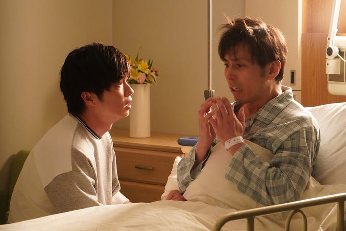 田中圭、袴田吉彦/「あなたの番です」第14話より(C)日本テレビ
