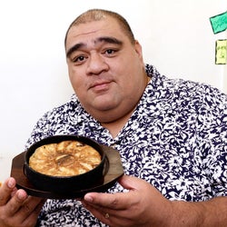 カリッと焼いた鉄板「餃子」が横綱級のウマさ! 元横綱・武蔵丸が手がけた餃子専門店『67餃子』