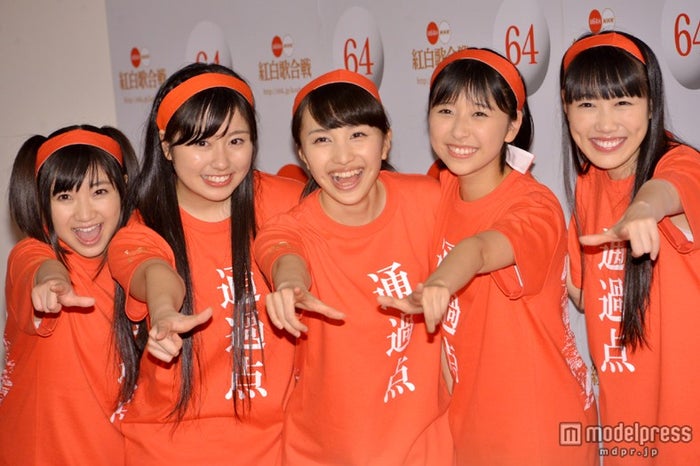 会見に登場したももいろクローバーZ(左から:有安杏果、佐々木彩夏、百田夏菜子、玉井詩織、高城れに)