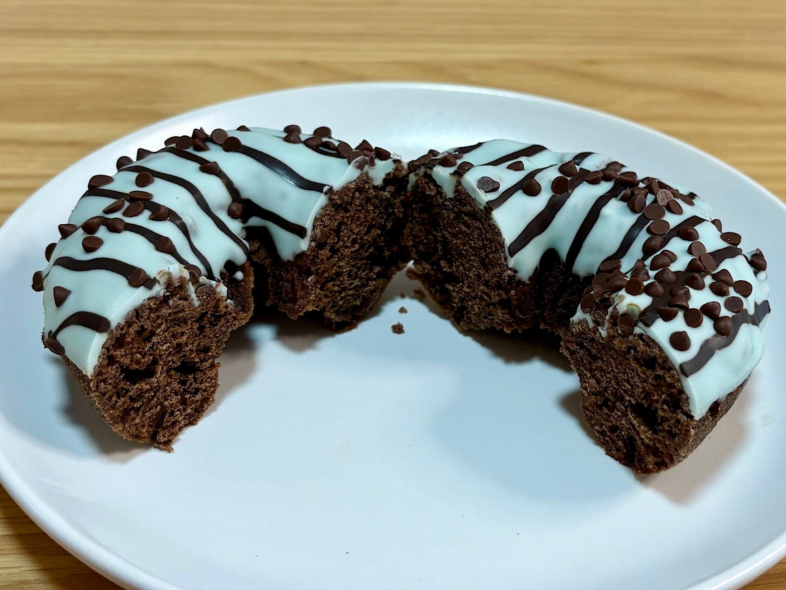 ミントの爽快感とチョコレートの濃厚な甘さが絶妙にマッチ。“チョコミント好き必見”のドーナツです 