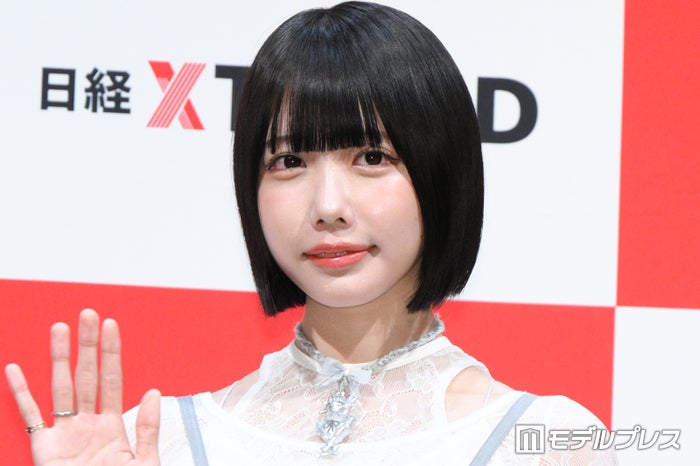 あの、ミニワンピ×ニーハイで脚線美際立つ「何着ても似合う」「真似したい」と絶賛の声