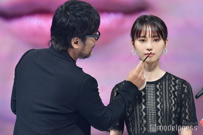 河北裕介、メイクを実践(C)モデルプレス