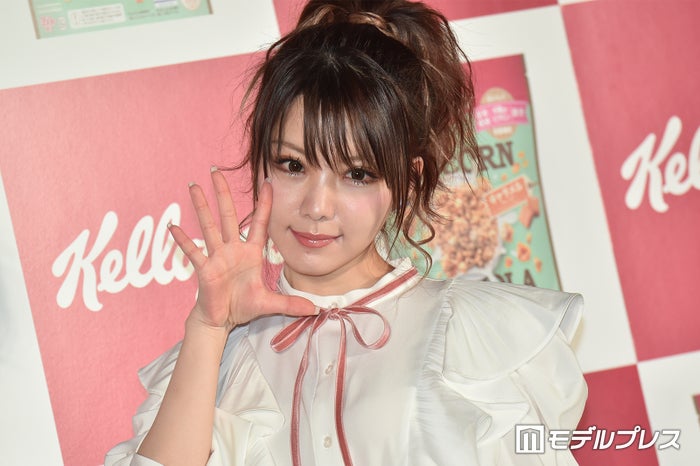 田中れいな、金髪だった小学生時代の写真に反響「オーラすごい」「美少女」