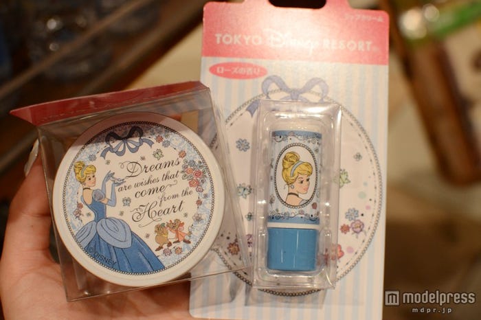 ボディークリーム(左)、リップクリーム(右)