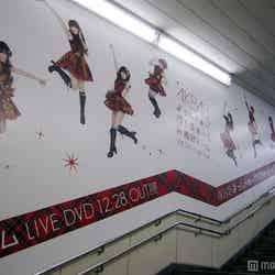 AKB48話題の広告「渋谷駅各階段」