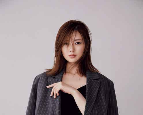 白石麻衣、美脚披露 アイメイクのこだわり語る