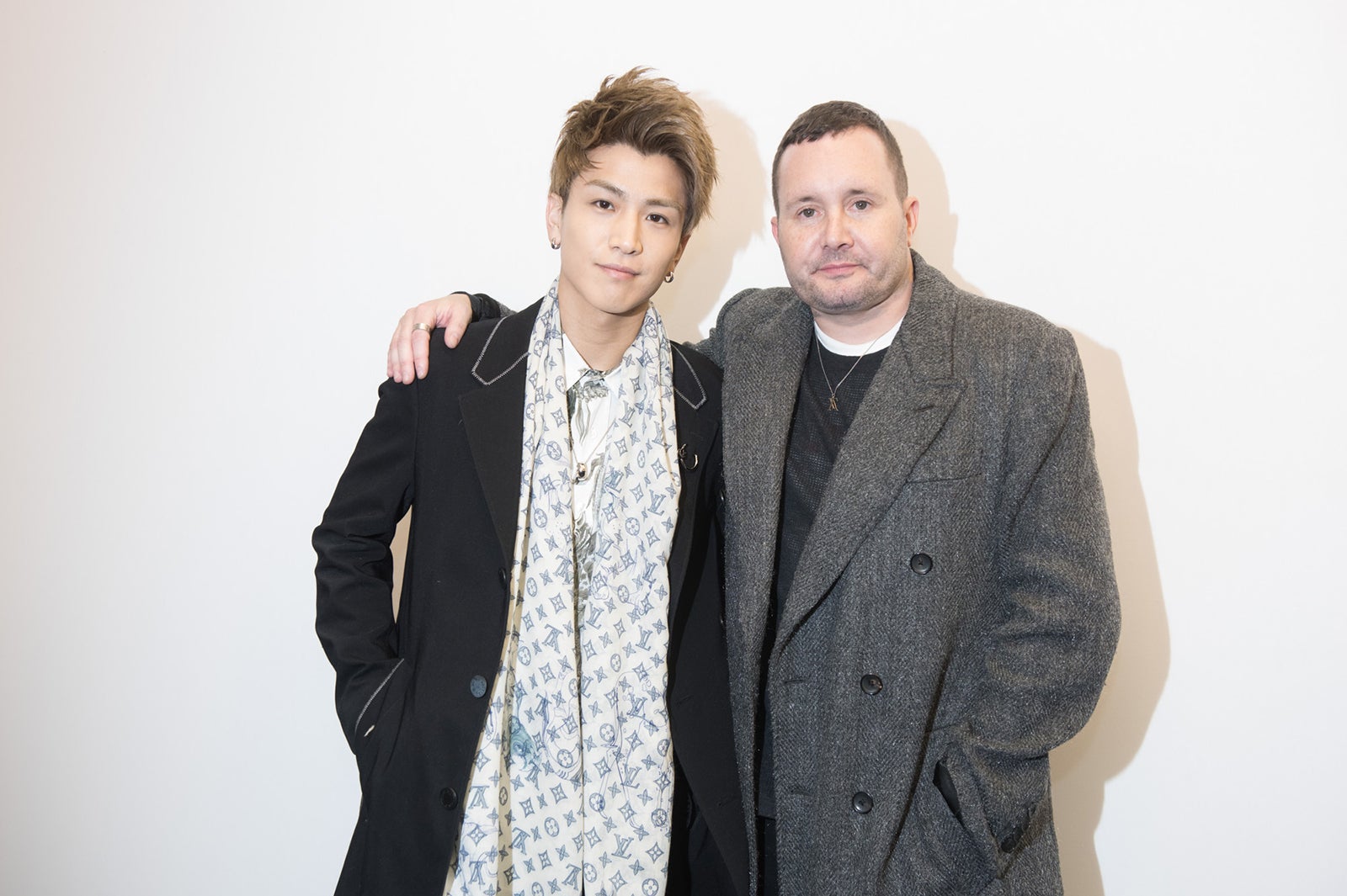 岩田剛典、キム・ジョーンズ氏（C）LOUIS VUITTON／SHOICHI KAJINO