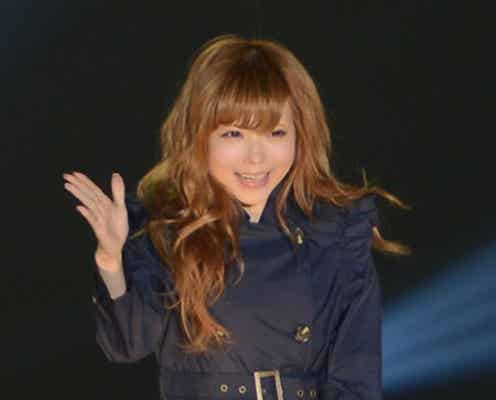 益若つばさ、チャーミングな投げキッスで会場魅了