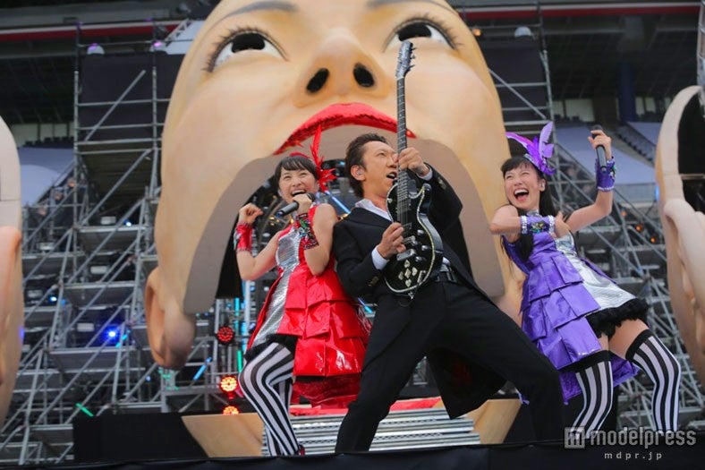 ももクロ、日産スタジアムライブで布袋寅泰と合体　「サラバ」「バンビーナ」で初共演＜セットリスト＞