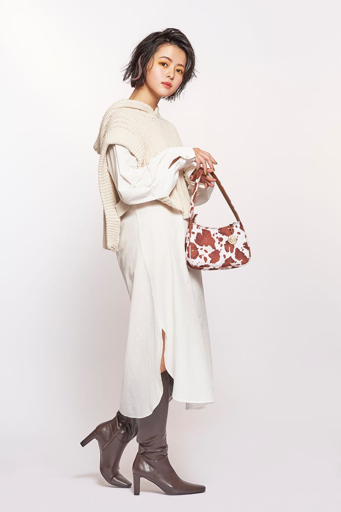 ニット&シャツワンピ:Ungridバッグ:CALNAMURブーツ:Re:EDIT(提供写真)