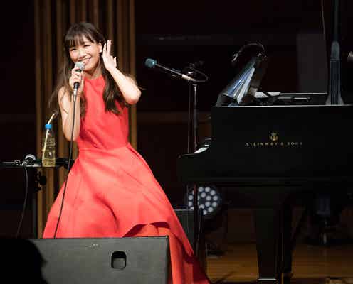 大塚 愛、鮮やかドレス姿披露 「プラネタリウム」など名曲ピアノ弾き語り
