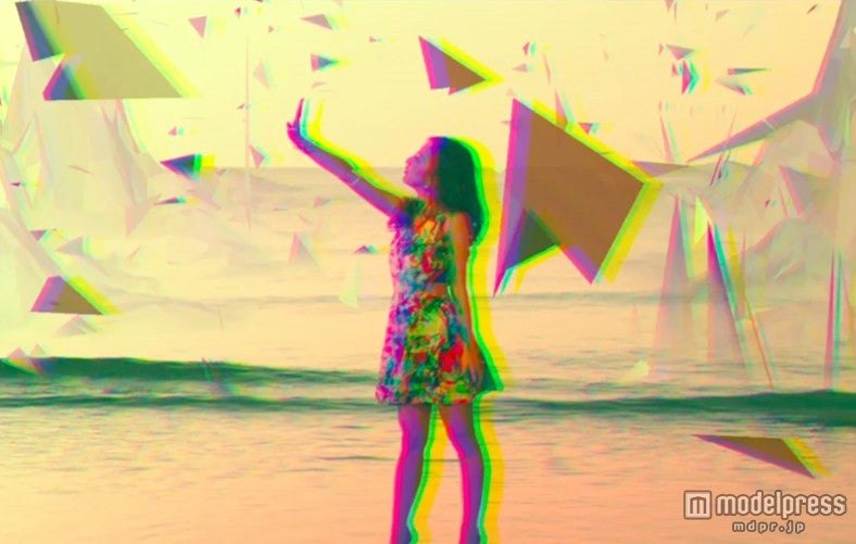 板野友美／ミュージックビデオ「Crush」より（C）キングレコード