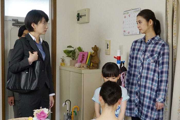 (左から)波瑠、佐々木希(画像提供:関西テレビ)