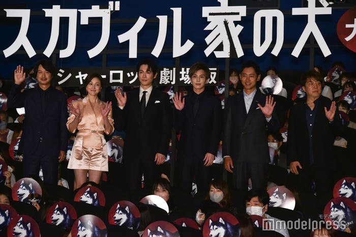 「バスカヴィル家の犬 シャーロック劇場版」初日舞台挨拶に登壇した椎名桔平、広末涼子、ディーン・フジオカ、岩田剛典、小泉孝太郎、西谷弘監督(C)モデルプレス