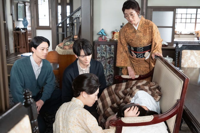 井上祐貴、岡田将生、伊藤沙莉、余貴美子、毎田暖乃「虎に翼」第110話(C)NHK