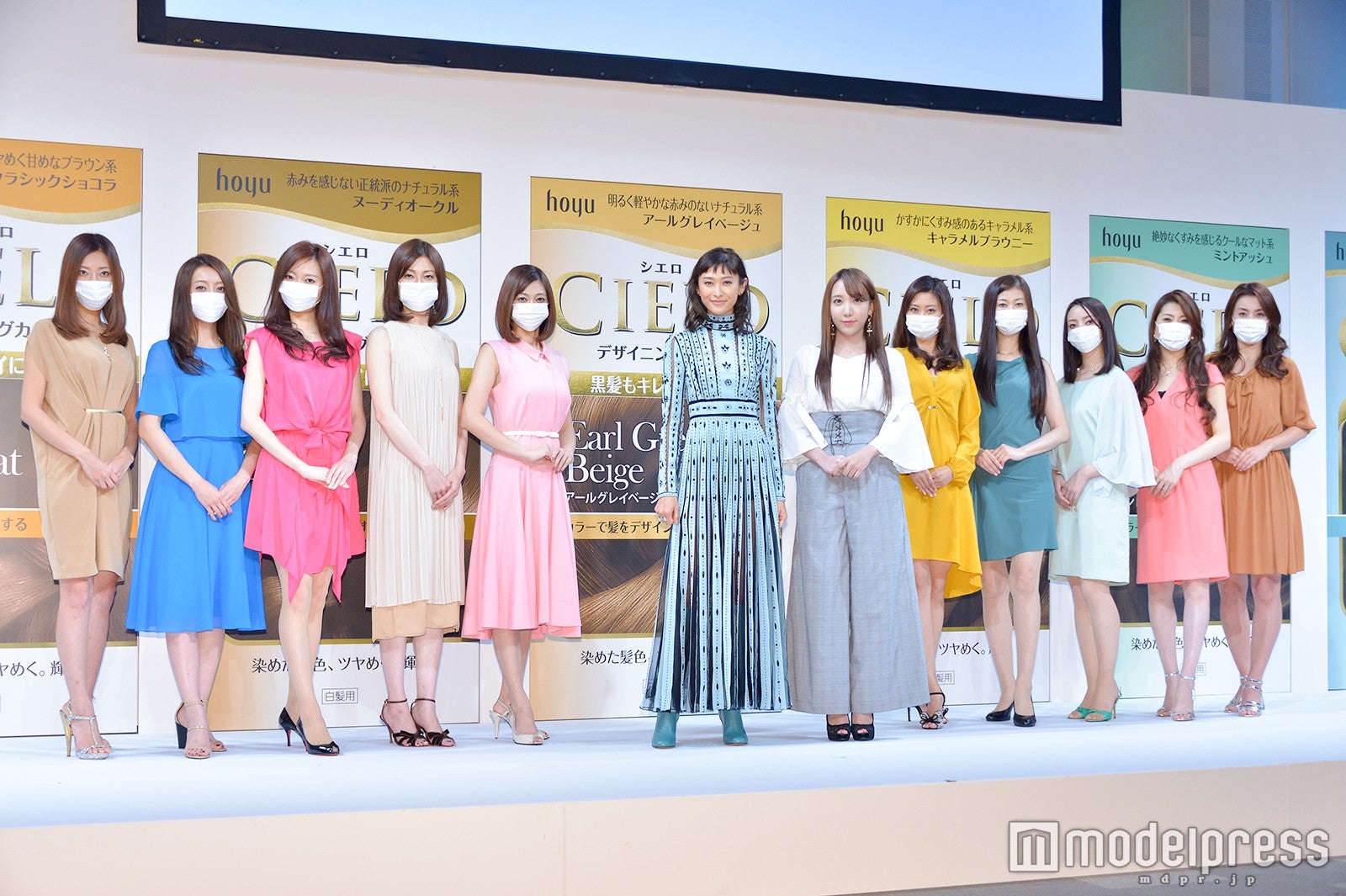 10人のものまねメイクをほどこしたモデルと山田優、ざわちん（中央） （C）モデルプレス