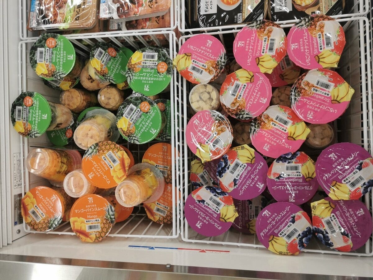 冷凍コーナーに山積みのスムージー。どれにしようか悩みます!