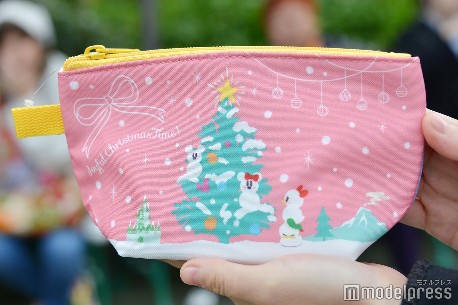 「フードブース（トゥモローランド側）」「パパダキス・フレッシュフルーツ」ではチョコドーナツ（80）にプラス80でスーベニアポーチを付けることができる