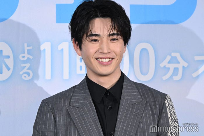 高松アロハと笑いをこらえるのに必死だった中沢元紀(C)モデルプレス