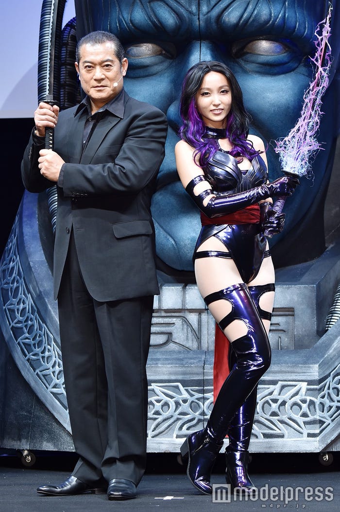(左から)松平健、吉木りさ(C)モデルプレス