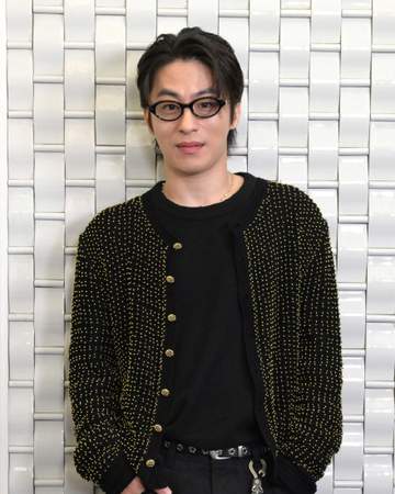 韓国人気俳優 恋人と公言する映画監督とイベントに登壇 2人並んだ記念ショットが話題