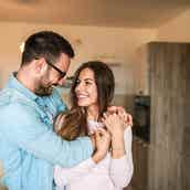 人の目なんて気にしないよ 人前でもキスをしたがる男性心理とは モデルプレス 人の目なんて気にしないよ 人前でもキスをしたがる男性心理とは モデルプレス