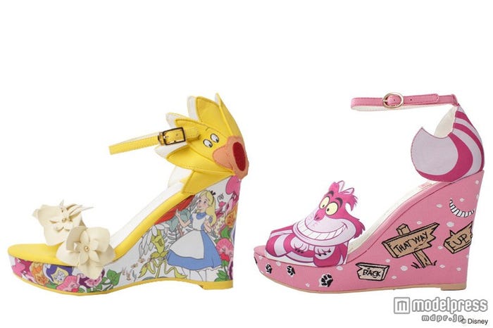 (左)Singing flower wedges(右)Cheshire cat wedges各¥12900(税抜)/(C)Disney