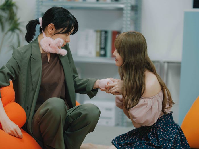 森カンナ、加藤史帆(C)「彩香ちゃんは弘子先輩に恋してる」製作委員会・MBS