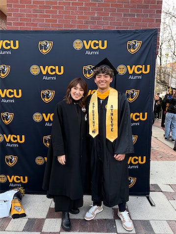 原田龍二の妻・愛さん、アメリカ留学中の長男の卒業式へ「2ショット写真素敵だわ〜」