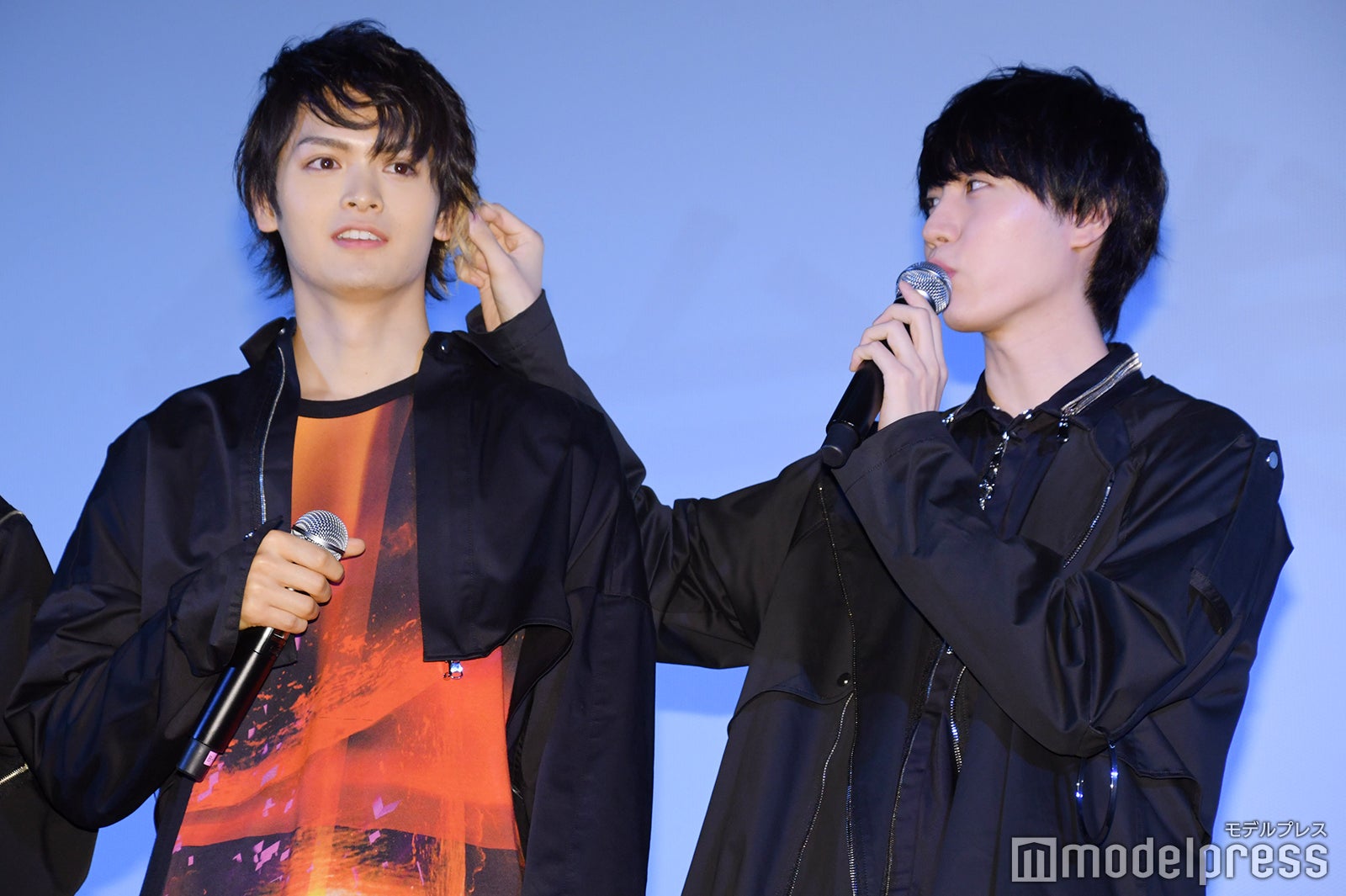 栗原吾郎の金髪を触る桜田通 （C）モデルプレス