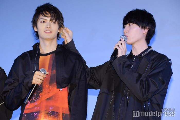 栗原吾郎の金髪を触る桜田通 (C)モデルプレス