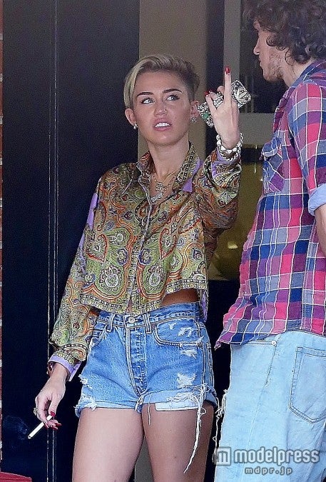 マイリー・サイラス、タバコを消す姿はちょっとオッサン？