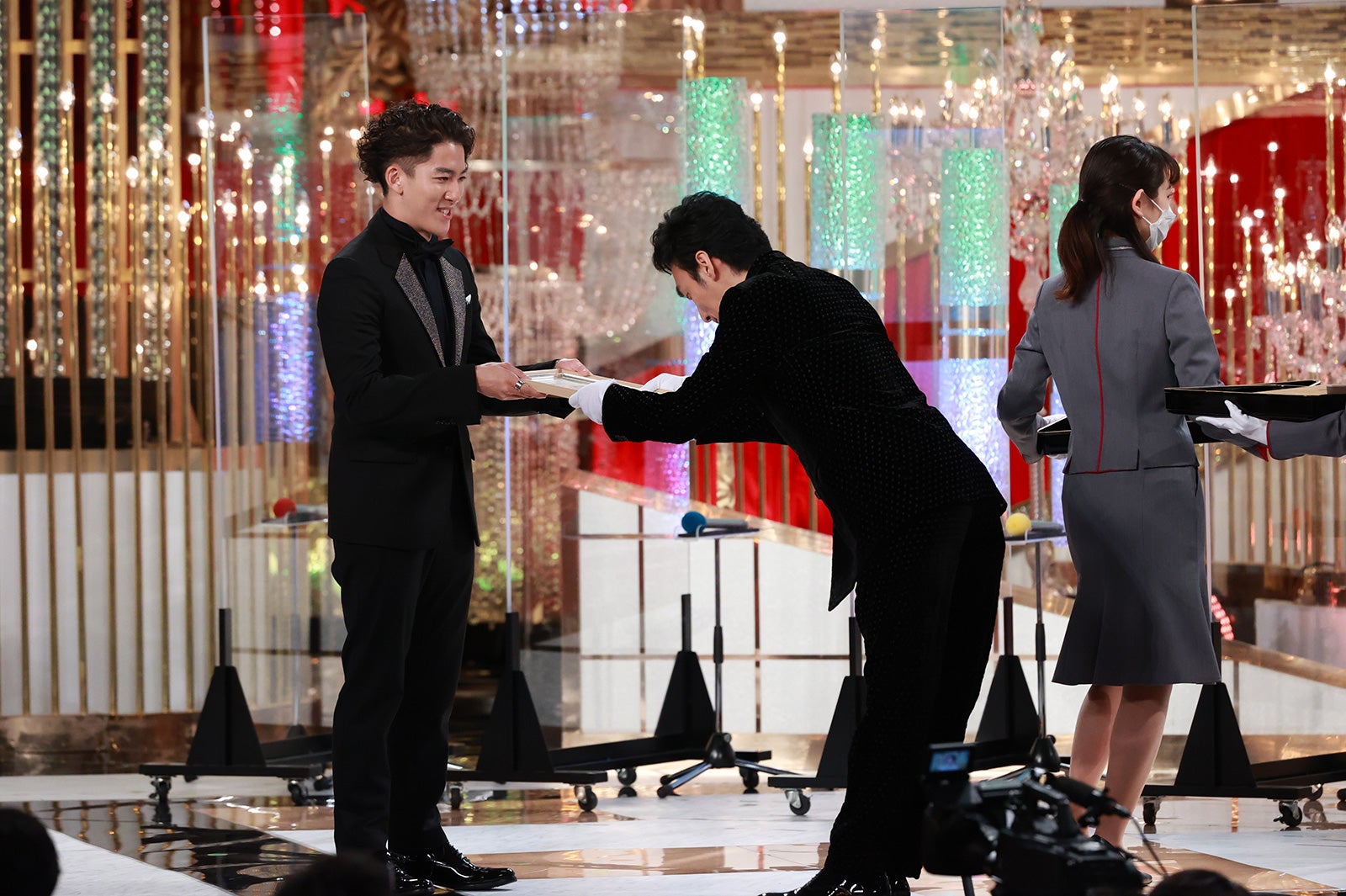 尾上右近、草なぎ剛（C）東京写真記者協会