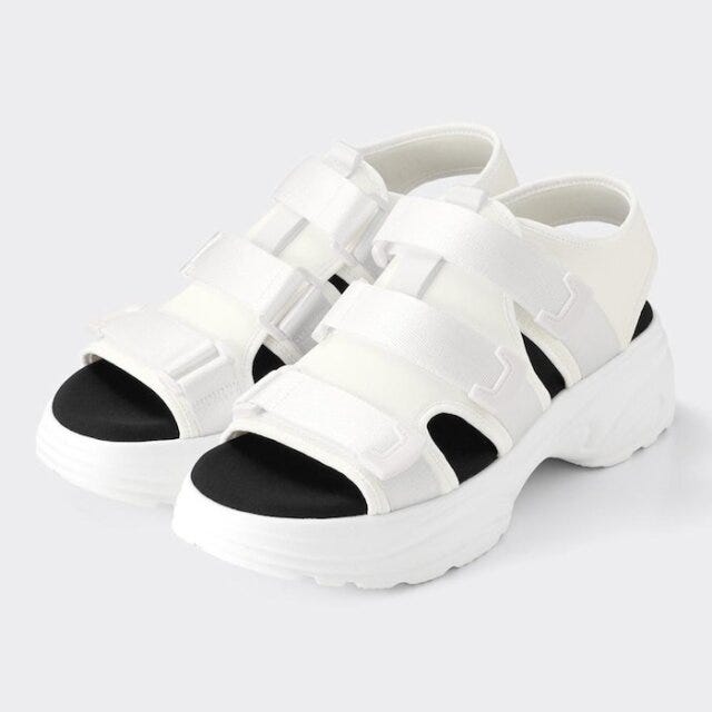 GU アメリカンスリーブ ヘルシーな肌見せ 色っぽカジュアル EccO イラスト GU アメリカンスリーブ ヘルシーな肌見せ 色っぽカジュアル EccO イラスト ボリュームソールスポーツサンダル