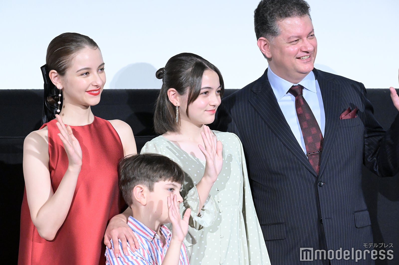 嵐莉菜、リリ・カーフィザデーさん、リオン・カーフィザデーさん、アラシ・カーフィザデーさん （C）モデルプレス