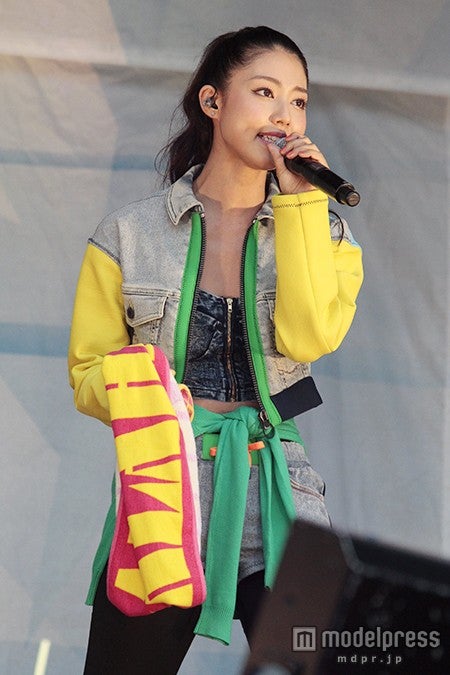 “話題のシンガー”安良波明里「a-nation」初お披露目 未発表楽曲の歌唱も＜セットリスト＞