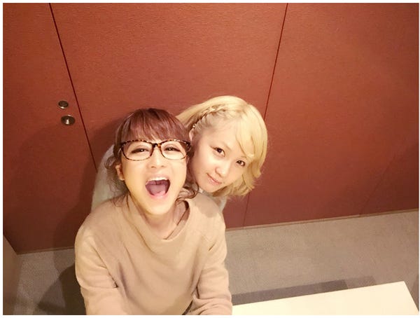 (手前から)鈴木奈々、Ami/鈴木奈々オフィシャルブログ